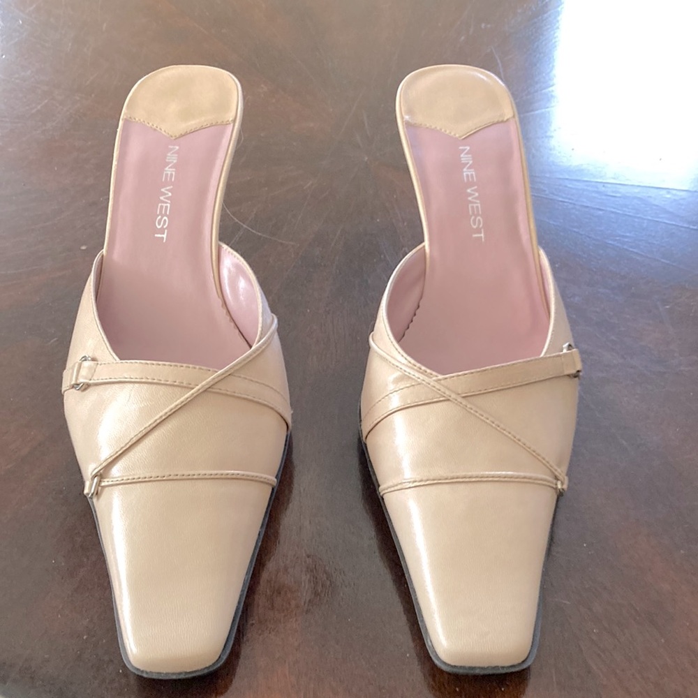 Cream colored 2 1/2” heel slides.
